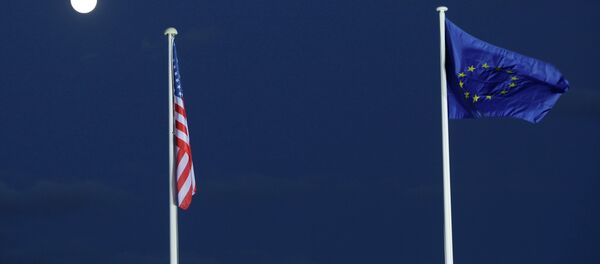 Zastave EU i SAD na punom Mesecu Zastave EU i SAD na punom Mesecu - Sputnik Srbija