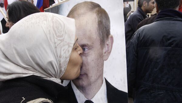 Sirijka ljubi poster na kojem je fotografija ruskog predsednika Vladimira Putina - Sputnik Srbija