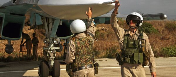 Руски пилот излази из авиона у бази Хмејмим у Сирији. - Sputnik Србија