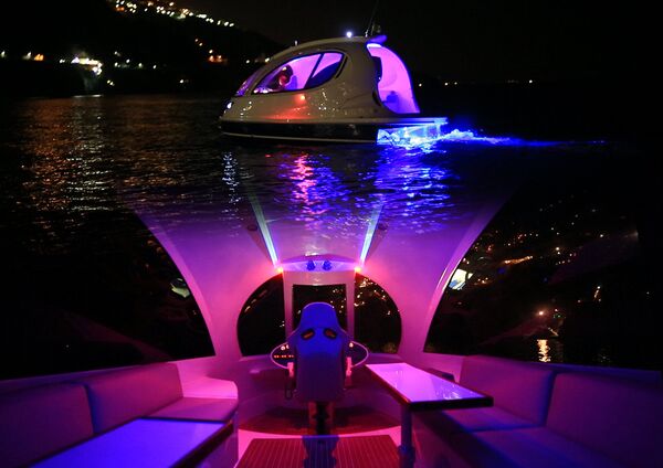 Brod ima prosečnu brzinu krstarenja do 38 čvorova (oko 68 kilometara na sat) i može da primi ukupno trinaest ljudi. Brod ima prosečnu brzinu krstarenja do 38 čvorova (oko 68 kilometara na sat) i može da primi ukupno trinaest ljudi. - Sputnik Srbija