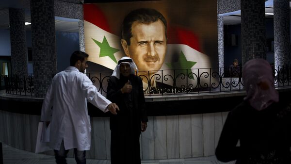 Ljudi šetaju pored portreta predsednika Bašara el Asada u Damasku , Sirija, nedelja, 4. maja 2014. godine - Sputnik Srbija