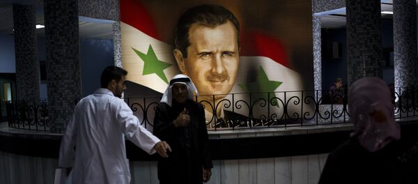 Људи шетају поред портрета председника Башара ел Асада у Дамаску , Сирија, недеља, 4. маја 2014. године - Sputnik Србија