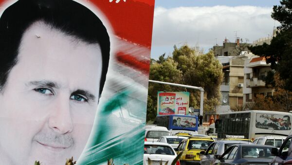 Билборд са портретом сиријскиг председника Башара ел Асада у граду Дамаску - Sputnik Србија