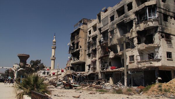 Oštećeni stambeni objekat u izbegličkom kampu Jarmuk na periferiji Damaska - Sputnik Srbija
