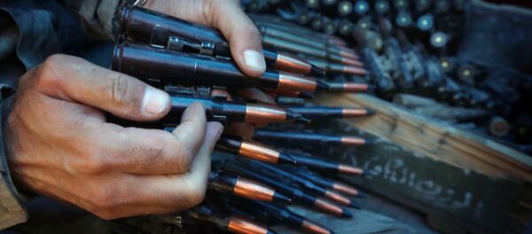 Војник припрема појас муниције. Војник припрема појас муниције. - Sputnik Србија