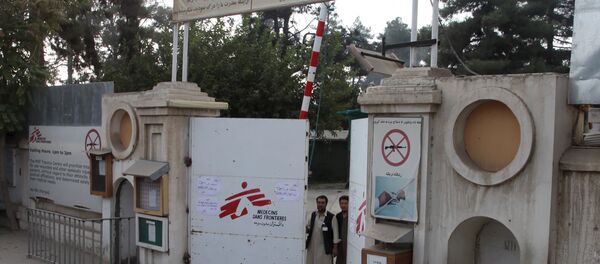 Afghan guards stand at the gate of Medecins Sans Frontieres (MSF) hospital after an air strike in the city of Kunduz, Afghanistan Afghan guards stand at the gate of Medecins Sans Frontieres (MSF) hospital after an air strike in the city of Kunduz, Afghanistan - Sputnik Србија