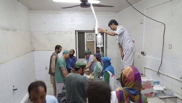 Lekari reaguju posle vezdučnohg napada američkih aviona, na  bolnicu u Kunduzu, Avganistan - Sputnik Srbija