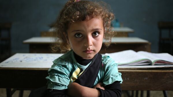 Девојчица, избеглица из Сирије, у школи у Либану - Sputnik Србија