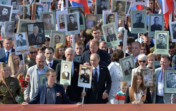 Vladimir Putin predvodi „Besmtrni puk“ na Crvenom trgu u Moskvi - Sputnik Srbija