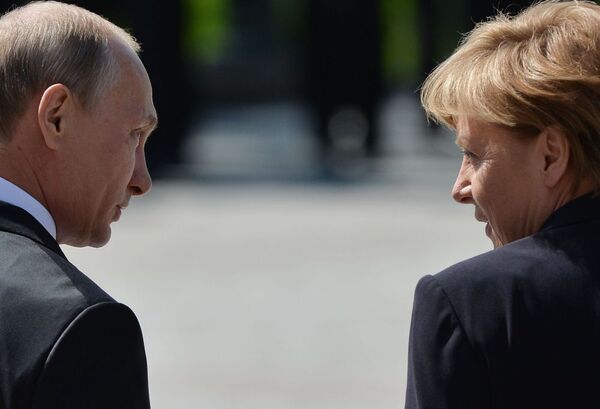 Predsednik Rusije Vladimir Putin i nemačka kancelarka Angela Merkel polažu cveće na Grob neznanog junaka u Moskvi - Sputnik Srbija