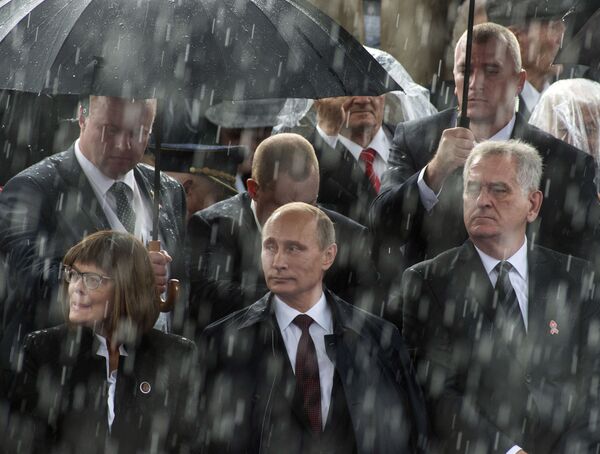 Predsednik Rusije Vladimir Putin i predsednik Srbije Tomislav Nikolić na vojnoj paradi u Beogradu - Sputnik Srbija