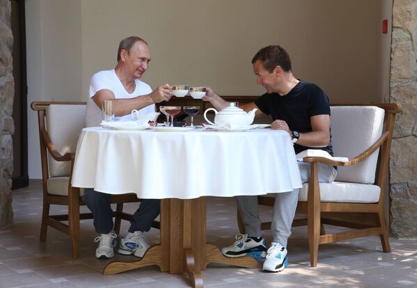 Premijer Rusije Dmitrij Medvedev i ruski predsednik Vladimir Putin doručkuju u Sočiju - Sputnik Srbija