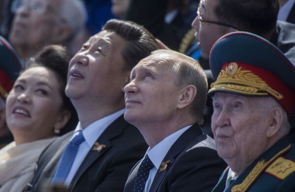 Predsednik Rusije Vladimir Putin i predsednik Kine Si Đinping za vreme vojne parade u Moskvi - Sputnik Srbija