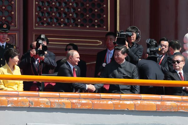 Predsednik Rusije Vladimir Putin i predsednik Kine Si Đinping pred početak vojne parade u Pekingu - Sputnik Srbija
