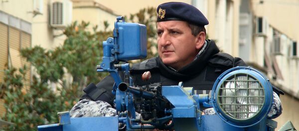 Црногорски полицајац који обезбеђује митинг ДФ у Подгорици Црногорски полицајац који обезбеђује митинг ДФ у Подгорици - Sputnik Србија