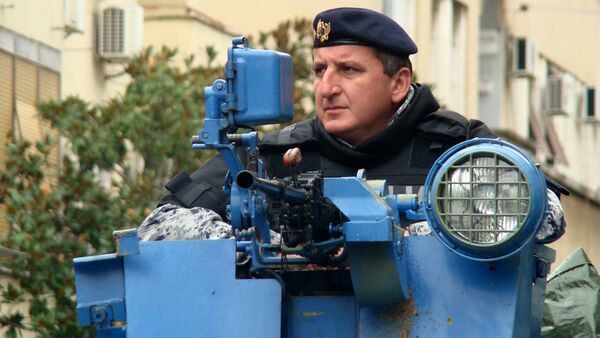 Crnogorski policajac koji obezbeđuje miting DF u Podgorici - Sputnik Srbija
