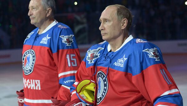 Ruski predsednik Vladimir Putin i legenda hokeja na ledu Aleksandar Jakušev - Sputnik Srbija