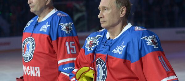 Руски председник Владимир Путин и легенда хокеја на леду Александар Јакушев - Sputnik Србија