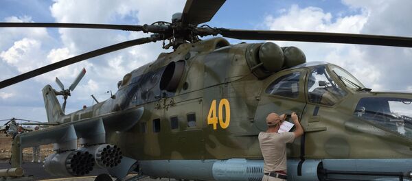 Руски војни хеликоптер Ми-24 узлеће на борбени задатак са аеродрома „Хмејмим“ у Сирији. Руски војни хеликоптер Ми-24 узлеће на борбени задатак са аеродрома „Хмејмим“ у Сирији. - Sputnik Србија