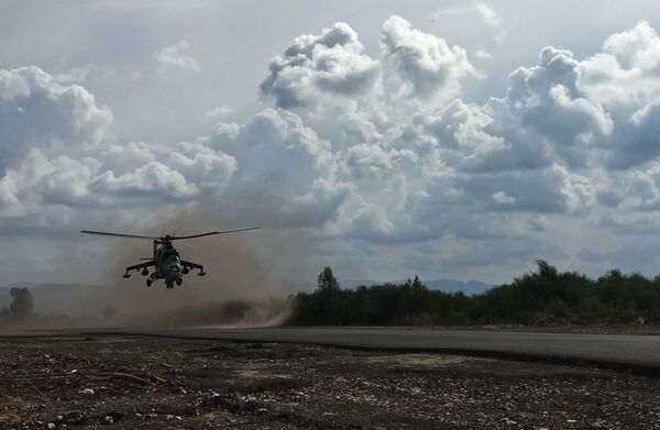 Руски војни хеликоптер Ми-24 узлеће на борбени задатак са аеродрома „Хмејмим“ у Сирији. - Sputnik Србија