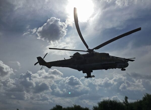 Ruski vojni helikopter Mi-24 nad aerodromom „Hmejmim“ u Siriji - Sputnik Srbija