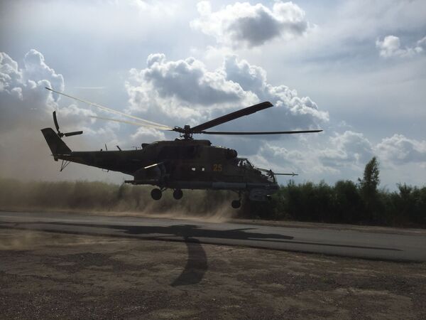 Ruski vojni helikopter Mi-24 uzleće na borbeni zadatak sa aerodroma „Hmejmim“ u Siriji. - Sputnik Srbija