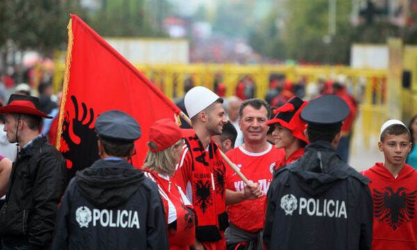 Idealna situacija: Albanski ekstremisti vladaju van stadiona, a Zvezda na njemu - Sputnik Srbija