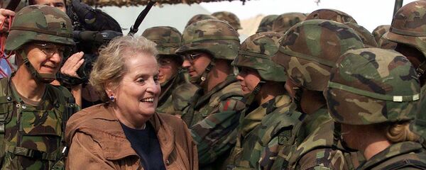 Медлин Олбрајт у Бондстилу - Sputnik Србија