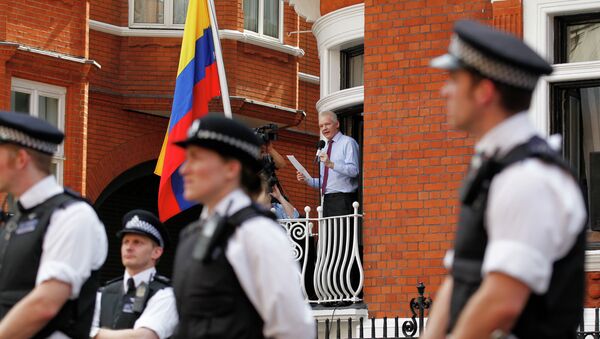 Џулијан Асанж даје изјаву новинарима у амбасади Еквадора у Лондону. - Sputnik Србија