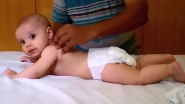 Beba uživa u masaži - Sputnik Srbija