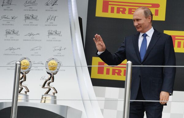 Председник Русије Владимир Путин пред почетак церемоније награђивања победника руске етапе  Формуле-1 у Сочију - Sputnik Србија
