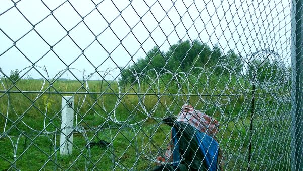 Garderoba izbeglica na zidu na mađarskoj granici - Sputnik Srbija