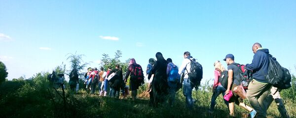 Избеглице улазе у Мађарску споредним путевима - Sputnik Србија