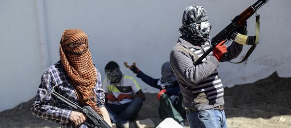 Наоружани припадник Курдистанске радничке партије стоји иза барикаде током сукоба са турским снагама 28. септембра 2015, у Бисмилу у Дијарбакиру. Наоружани припадник Курдистанске радничке партије стоји иза барикаде током сукоба са турским снагама 28. септембра 2015, у Бисмилу у Дијарбакиру. - Sputnik Србија