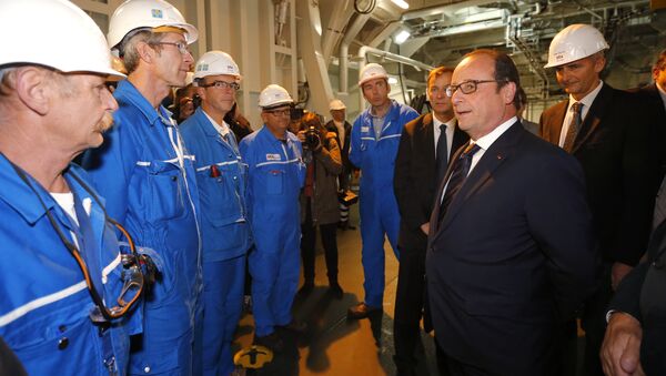 Francuski predsednik Fransoa Oland u razgovoru sa radnicima na brodu mistral (bivši Vladivostok) u gradu Sen Nazer, na zapadu Francuske. - Sputnik Srbija