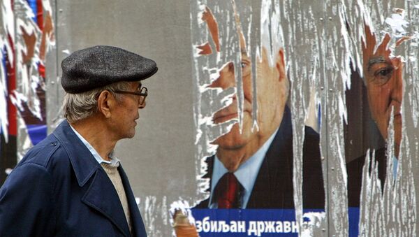 Старац испред исцепканог плаката - Sputnik Србија