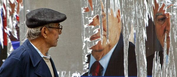 Starac ispred iscepkanog plakata - Sputnik Srbija