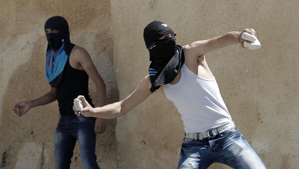 Палестинци бацају камење према израелској граничној полицији - Sputnik Србија
