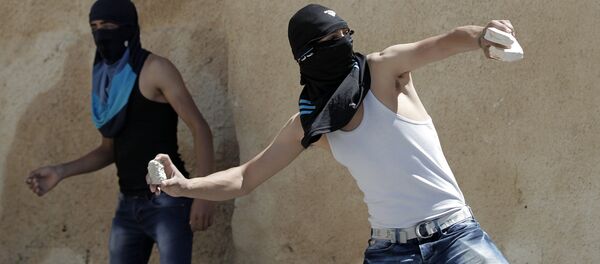 Палестинци бацају камење према израелској граничној полицији - Sputnik Србија