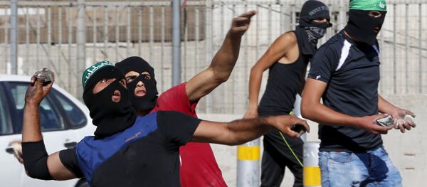 Палестинци бацају камење према израелској граничној полицији - Sputnik Србија