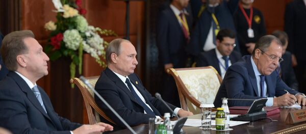 Председник Русије Владимир Путин (у центру) током заседања шефова чланица Заједнице независних држава у проширеном саставу. Лево - први заменик председника руске владе Игор Шувалов, десно - министар иностраних послова Русије Сергеј Лавров. Председник Русије Владимир Путин (у центру) током заседања шефова чланица Заједнице независних држава у проширеном саставу. Лево - први заменик председника руске владе Игор Шувалов, десно - министар иностраних послова Русије Сергеј Лавров. - Sputnik Србија