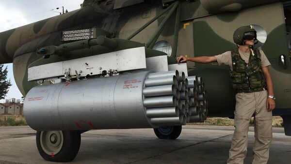 Пилот руског МИ-8АМСхТ у ваздухопловној бази Хмејмим у Сирији. - Sputnik Србија