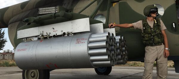 Pilot ruskog MI-8AMShT u vazduhoplovnoj bazi Hmejmim u Siriji. - Sputnik Srbija