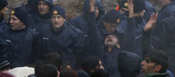 Хрватска полиција и мигранти на граници Хрватска полиција и мигранти на граници - Sputnik Србија