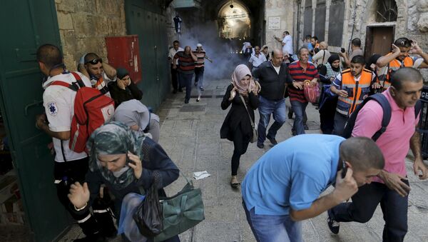 Palestinski demonstranti beže pošto je izraelska policija bacila šok bombu u Jerusalimu, u Starom gradu - Sputnik Srbija