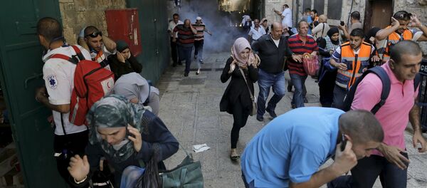 Палестински демонстранти беже пошто је израелска полиција бацила шок бомбу у Јерусалиму, у Старом граду Палестински демонстранти беже пошто је израелска полиција бацила шок бомбу у Јерусалиму, у Старом граду - Sputnik Србија