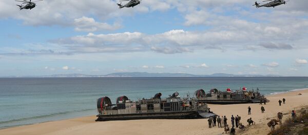 Амерички војни хеликоптери лете над ховеркрафтом Морнарице у склопу НАТО војних вежби 2015. Амерички војни хеликоптери лете над ховеркрафтом Морнарице у склопу НАТО војних вежби 2015. - Sputnik Србија