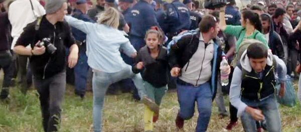 Камерманка Петра Ласло у тренутку када шутира избеглице из Сирије - Sputnik Србија