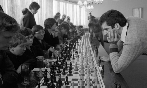 Гари Каспаров игра симултанку са младим руским шахистима Гари Каспаров игра симултанку са младим руским шахистима - Sputnik Србија