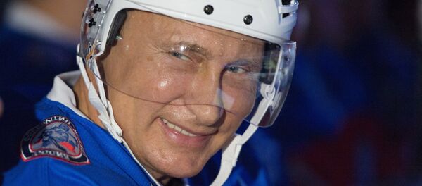 Predsednik Ruske Federacije Vladimir Putin na hokejaškoj utakmici - Sputnik Srbija